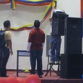 Ingenieros montando el video beam