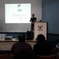 Estudiante resolviendo una pregunta para ganar un premio Estudiante resolviendo una pregunta para ganar un premio