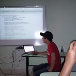 Yader explicando una aplicación hecha en Python