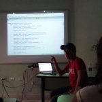 Yader explicando una aplicación hecha en Python