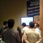 Geeks observando una PC bootear